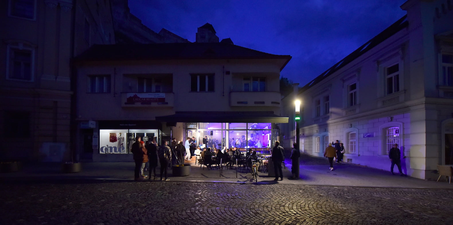 Kaviareň Coffee Sheep na Mierovom námestí v Trenčíne podvečer