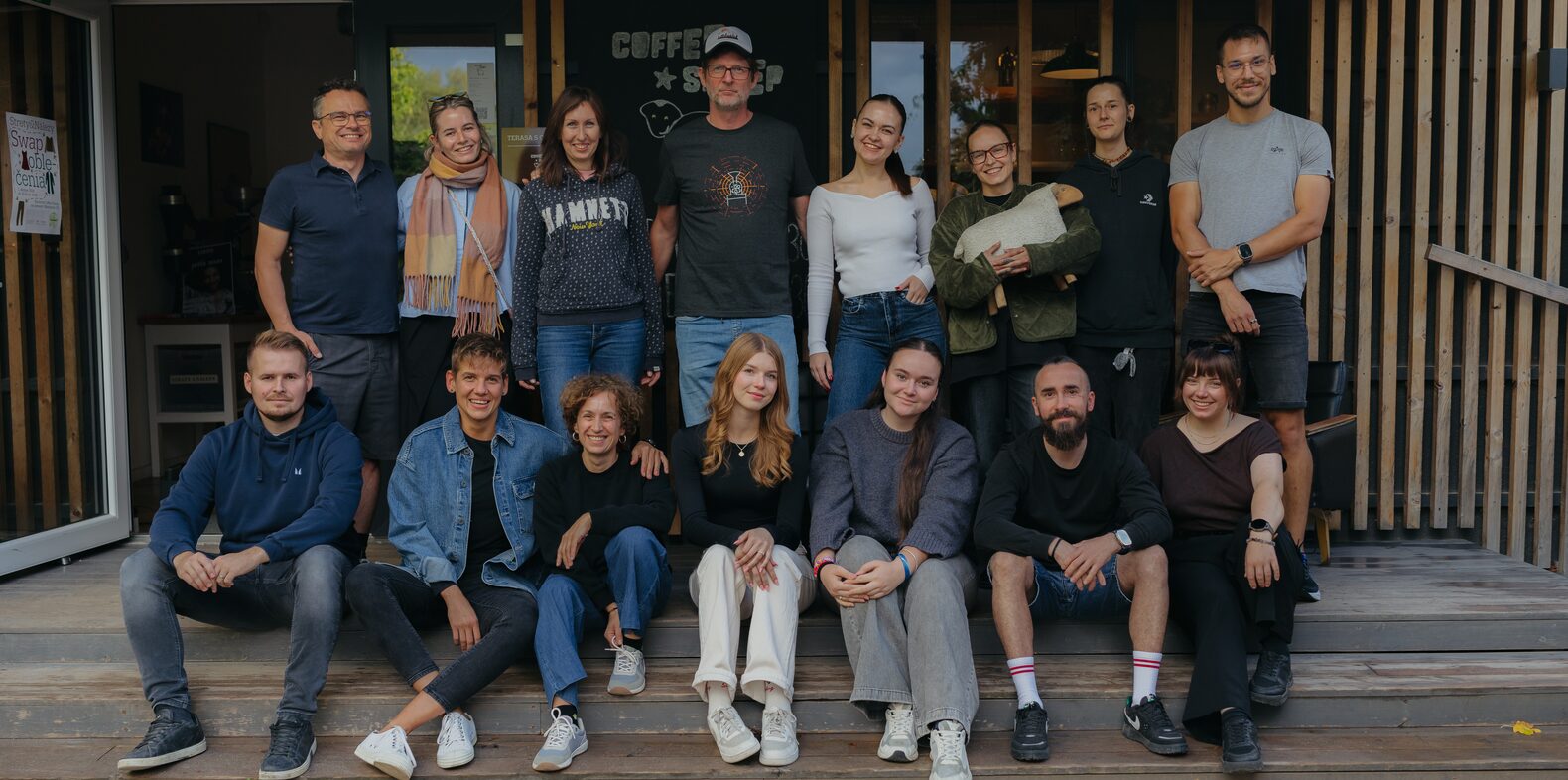 Tím Coffee Sheep na schodoch pred pražiarňou v Trenčíne