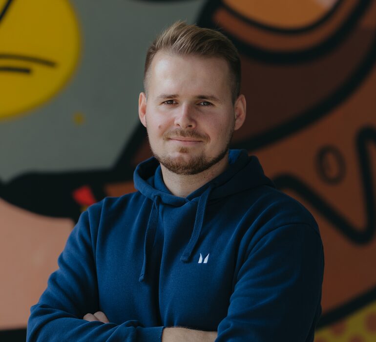 Mário Olaš pred muralom v pražiarni