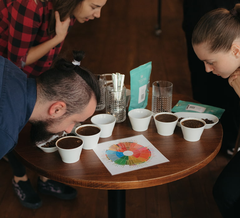 Tím Coffee Sheep pri spoločnej ochutnávke kávy (cupping)