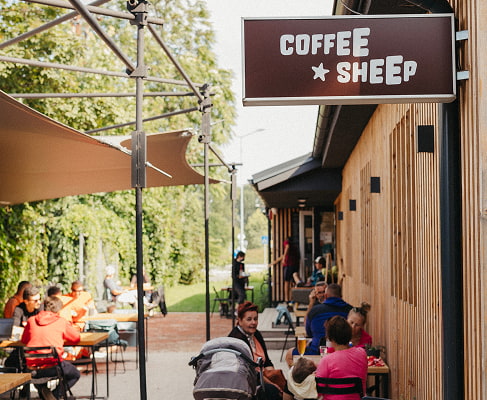 Pražiareň a predajňa Coffee Sheep pri novom moste v Trenčíne